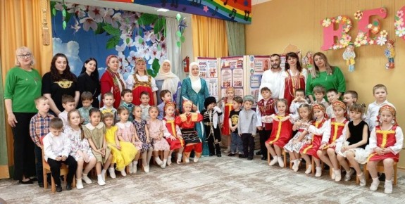 В Международный день культуры в ессентукском детском саду № 21 «Ёлочка» прошёл фестиваль «В дружбе народов - единство России»