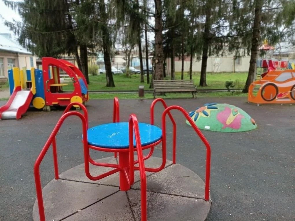 В сквере поселка Аликоновка в Кисловодске построили летнюю досуговую площадку В сквере поселка Аликоновка в Кисловодске построили летнюю досуговую площадку