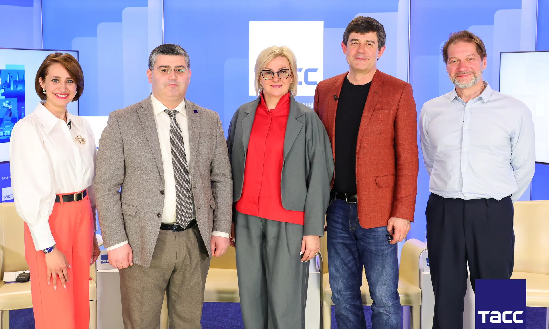 Главное из заявлений, а также фоторепортаж с пресс-конференции в Региональном информационном центре "ТАСС Кавказ", посвященной первым гастролям Центрального академического театра Российской Армии в Пятигорске, которые... Главное из заявлений, а также фоторепортаж с пресс-конференции в Региональном информационном центре "ТАСС Кавказ", посвященной первым гастролям Центрального академического театра Российской Армии в Пятигорске, которые...