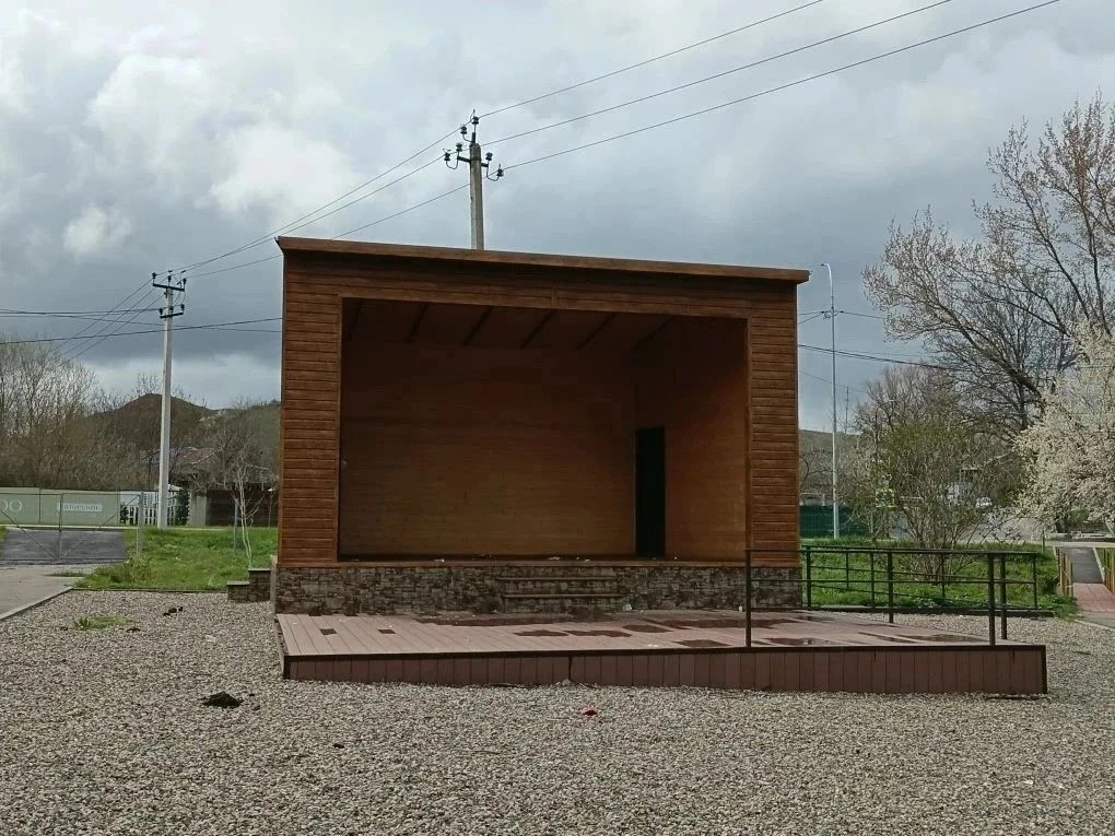 В сквере поселка Аликоновка в Кисловодске построили летнюю досуговую площадку В сквере поселка Аликоновка в Кисловодске построили летнюю досуговую площадку