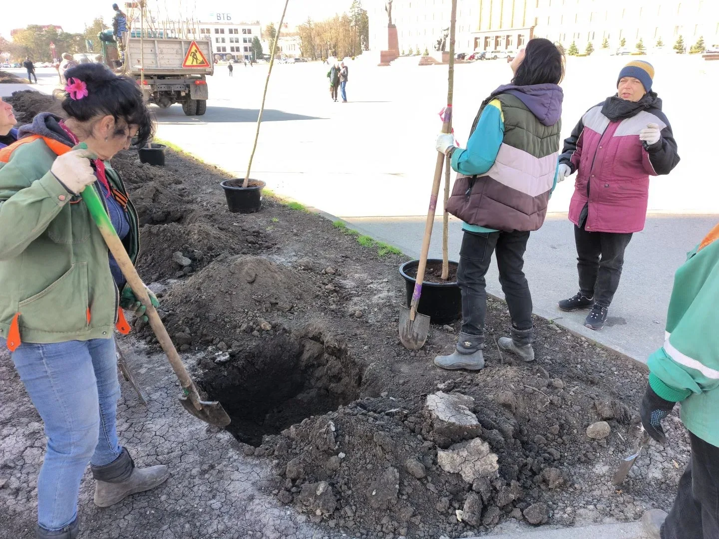 В Ставрополе стартовали весенние высадки деревьев: сегодня на аллее вдоль площади Ленина высаживают 27 взрослых остролистных кленов В Ставрополе стартовали весенние высадки деревьев: сегодня на аллее вдоль площади Ленина высаживают 27 взрослых остролистных кленов