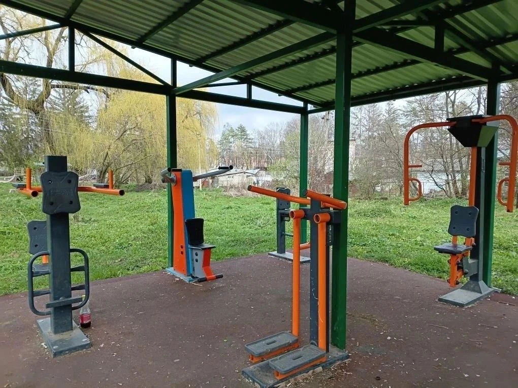 В сквере поселка Аликоновка в Кисловодске построили летнюю досуговую площадку