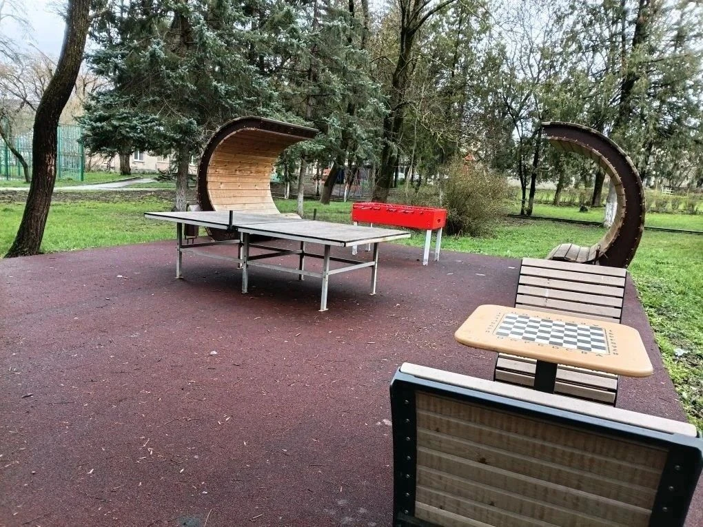 В сквере поселка Аликоновка в Кисловодске построили летнюю досуговую площадку В сквере поселка Аликоновка в Кисловодске построили летнюю досуговую площадку