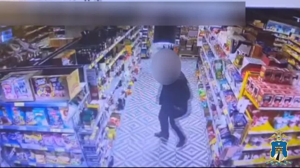 Житель Кировского округа попал на камеры видеонаблюдения в магазине и стал фигурантом трех уголовных дел