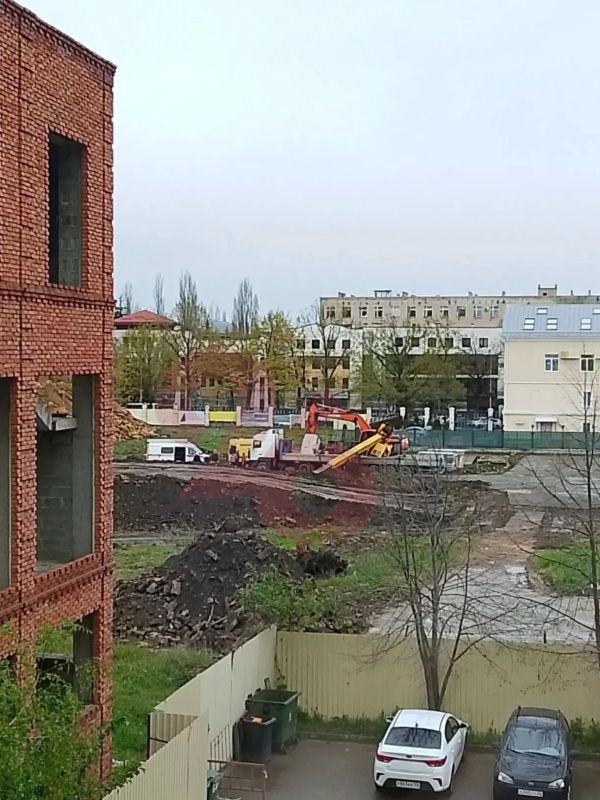 ЧП в центре Ставрополя: скорая и спасатели работают на стройке на улице Мира