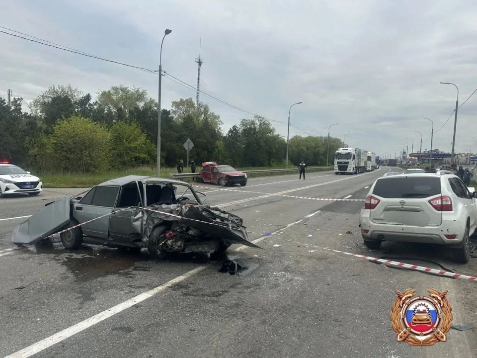 Три автомобиля столкнулись на трассе "Кавказ" в черте города Невинномысска на Ставрополье Три автомобиля столкнулись на трассе "Кавказ" в черте города Невинномысска на Ставрополье