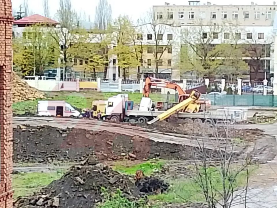 ЧП в центре Ставрополя: скорая и спасатели работают на стройке на улице Мира ЧП в центре Ставрополя: скорая и спасатели работают на стройке на улице Мира