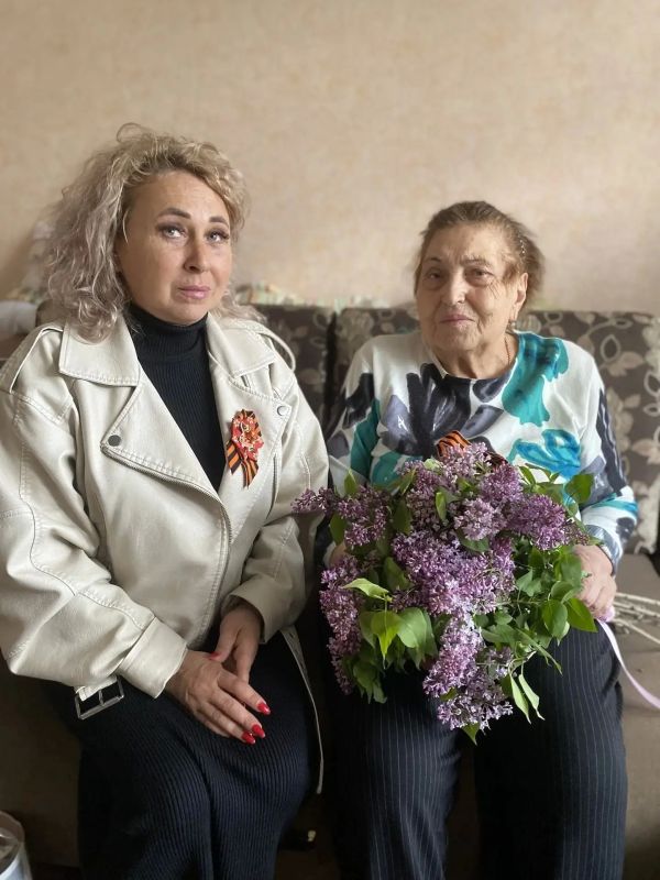 С особым трепетом и благодарностью в преддверии Дня Победы представители ТОСов и депутаты городской думы Ессентуков начали навещать тех, кто прошёл через суровые испытания военных лет С особым трепетом и благодарностью в преддверии Дня Победы представители ТОСов и депутаты городской думы Ессентуков начали навещать тех, кто прошёл через суровые испытания военных лет
