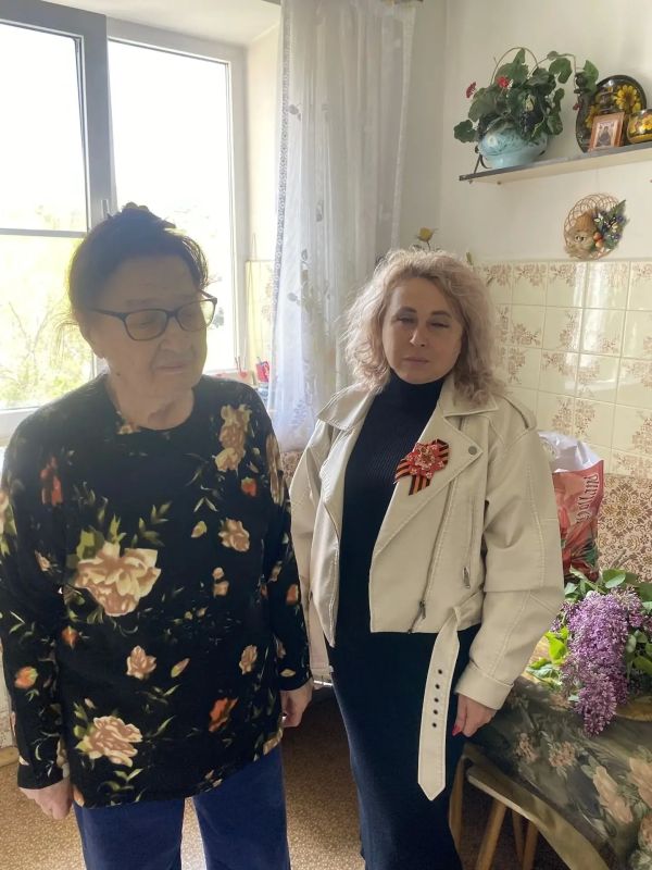 С особым трепетом и благодарностью в преддверии Дня Победы представители ТОСов и депутаты городской думы Ессентуков начали навещать тех, кто прошёл через суровые испытания военных лет С особым трепетом и благодарностью в преддверии Дня Победы представители ТОСов и депутаты городской думы Ессентуков начали навещать тех, кто прошёл через суровые испытания военных лет