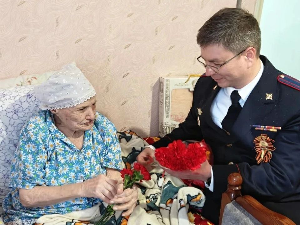 Сотрудники полиции Туркменского округа поздравили тружениц тыла с 81-й годовщиной Победы Сотрудники полиции Туркменского округа поздравили тружениц тыла с 81-й годовщиной Победы