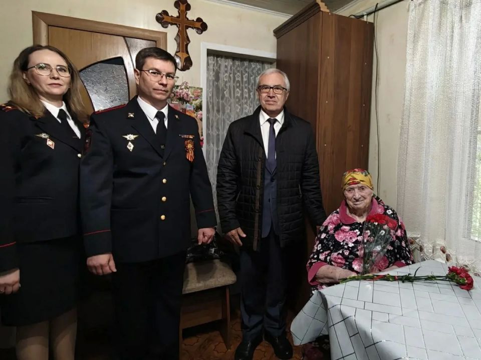 Сотрудники полиции Туркменского округа поздравили тружениц тыла с 81-й годовщиной Победы