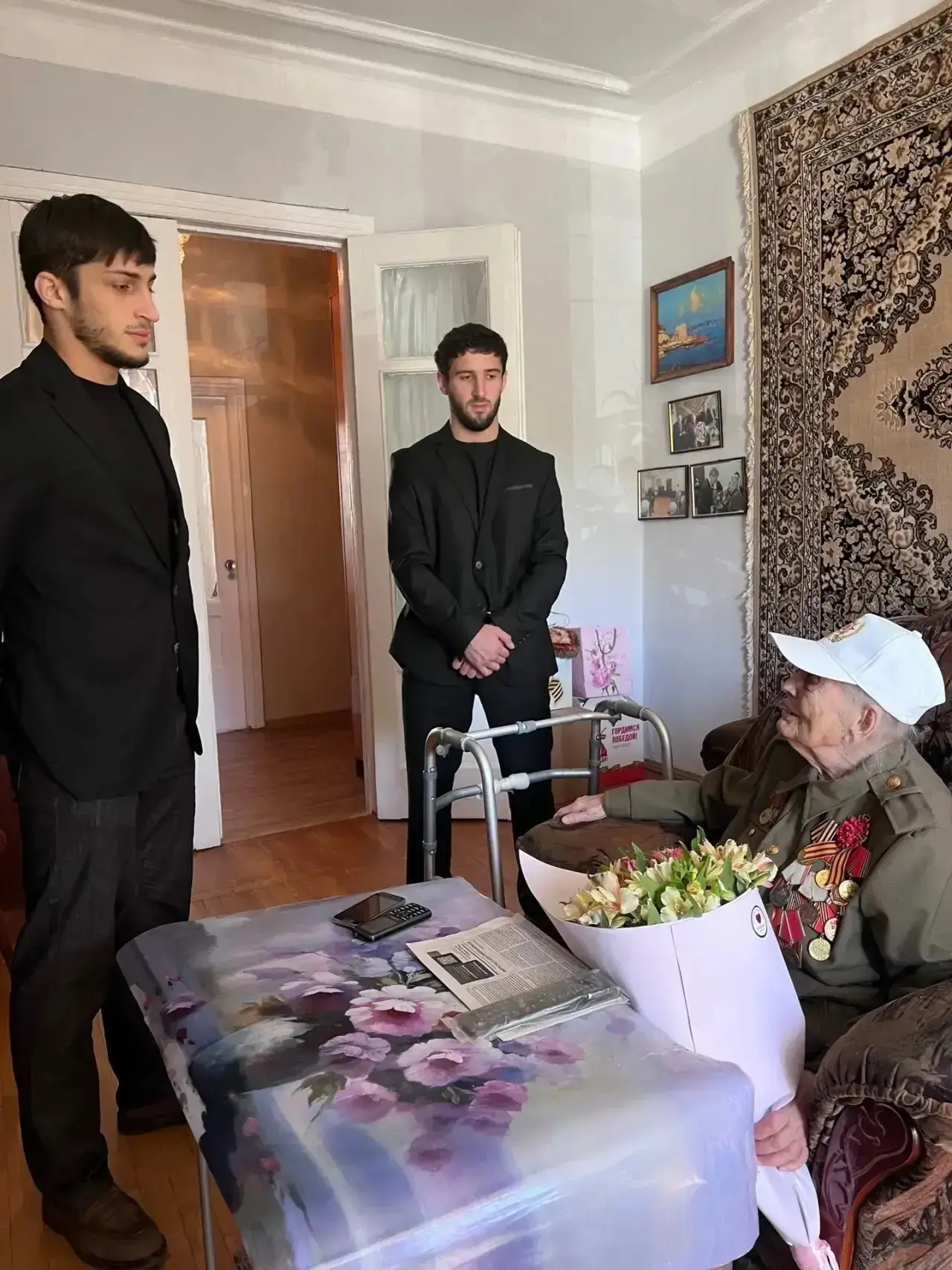 В преддверии Дня Победы тренеры и воспитанники ГБУ ДО СК «СШОР по дзюдо и самбо» навестили ветерана Великой Отечественной войны Анну Ефимовну Лещенко
