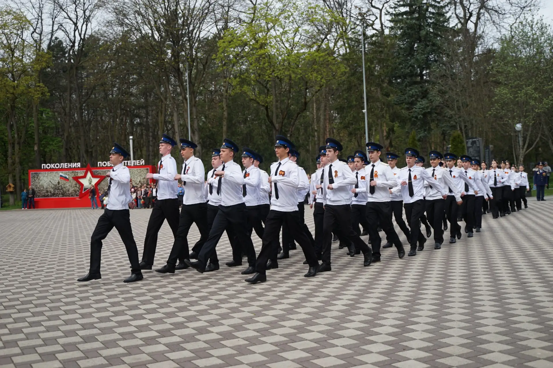 В Парке Победы Ессентуков у Мемориала «Вечный огонь» прошла акция «Память поколений» к 81й годовщине Победы