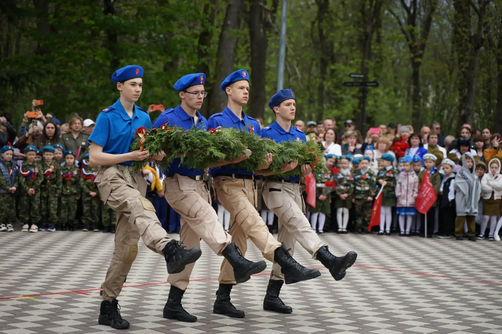 В Парке Победы Ессентуков у Мемориала «Вечный огонь» прошла акция «Память поколений» к 81й годовщине Победы В Парке Победы Ессентуков у Мемориала «Вечный огонь» прошла акция «Память поколений» к 81й годовщине Победы