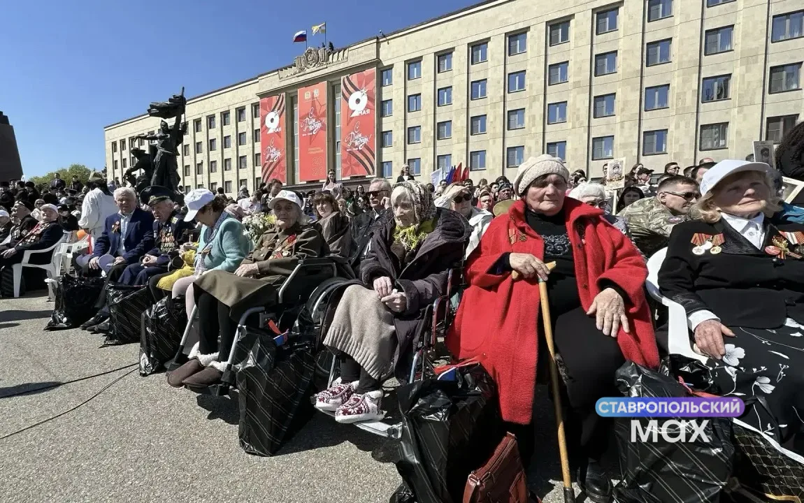 Главные гости праздника — ветераны — на площади Ленина в Ставрополе Главные гости праздника — ветераны — на площади Ленина в Ставрополе