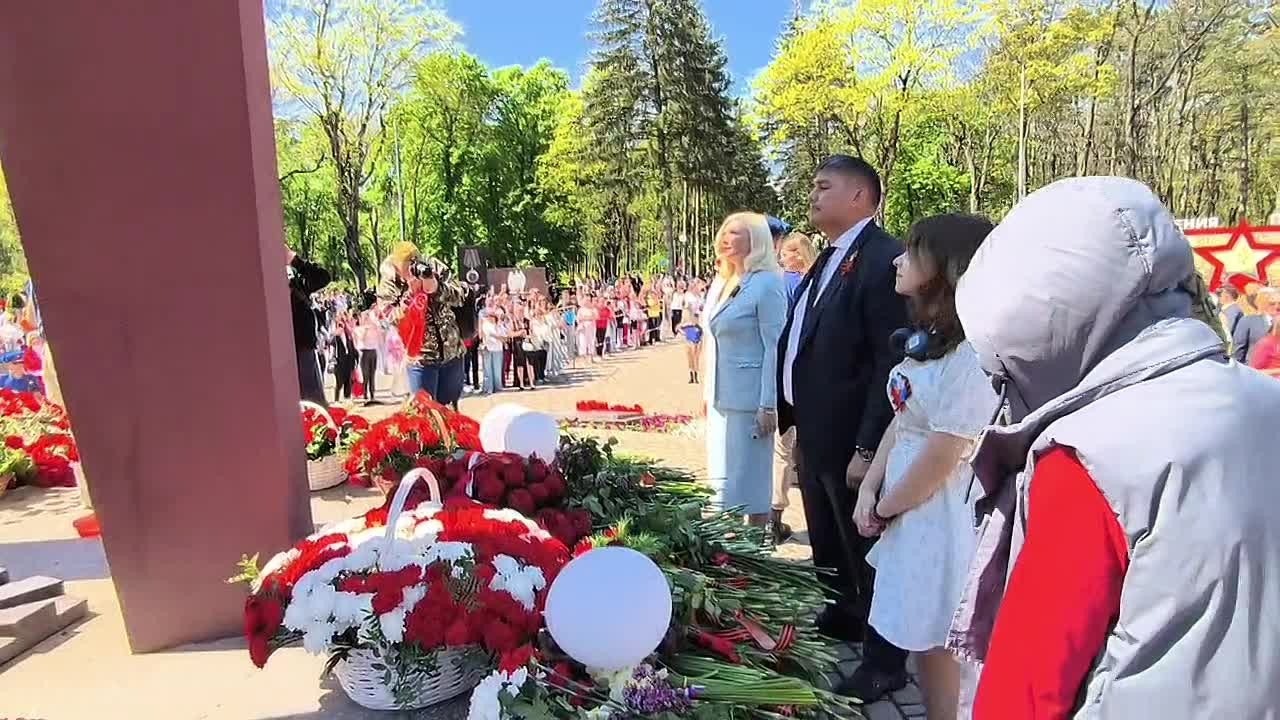«Зови же, в память, 45й» - эти слова сейчас прозвучали в Парке Победы, где горожане собрались, чтобы вспомнить тех, кто не вернулся с полей сражений