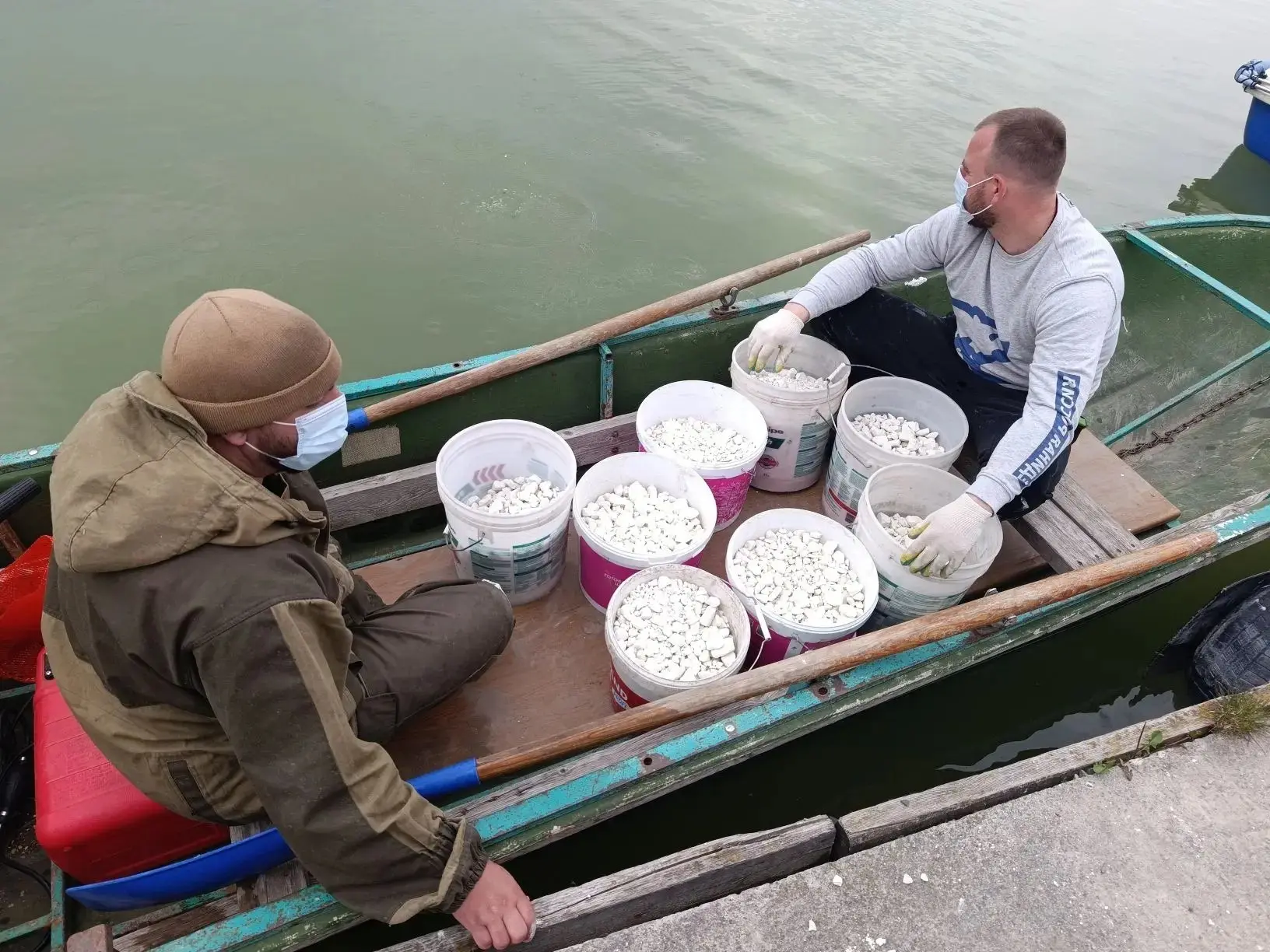 Специалисты водоёма провели известкование воды - в рамках поддержания экологического баланса в городское озеро Ессентуков внесли более 6 тонн извести