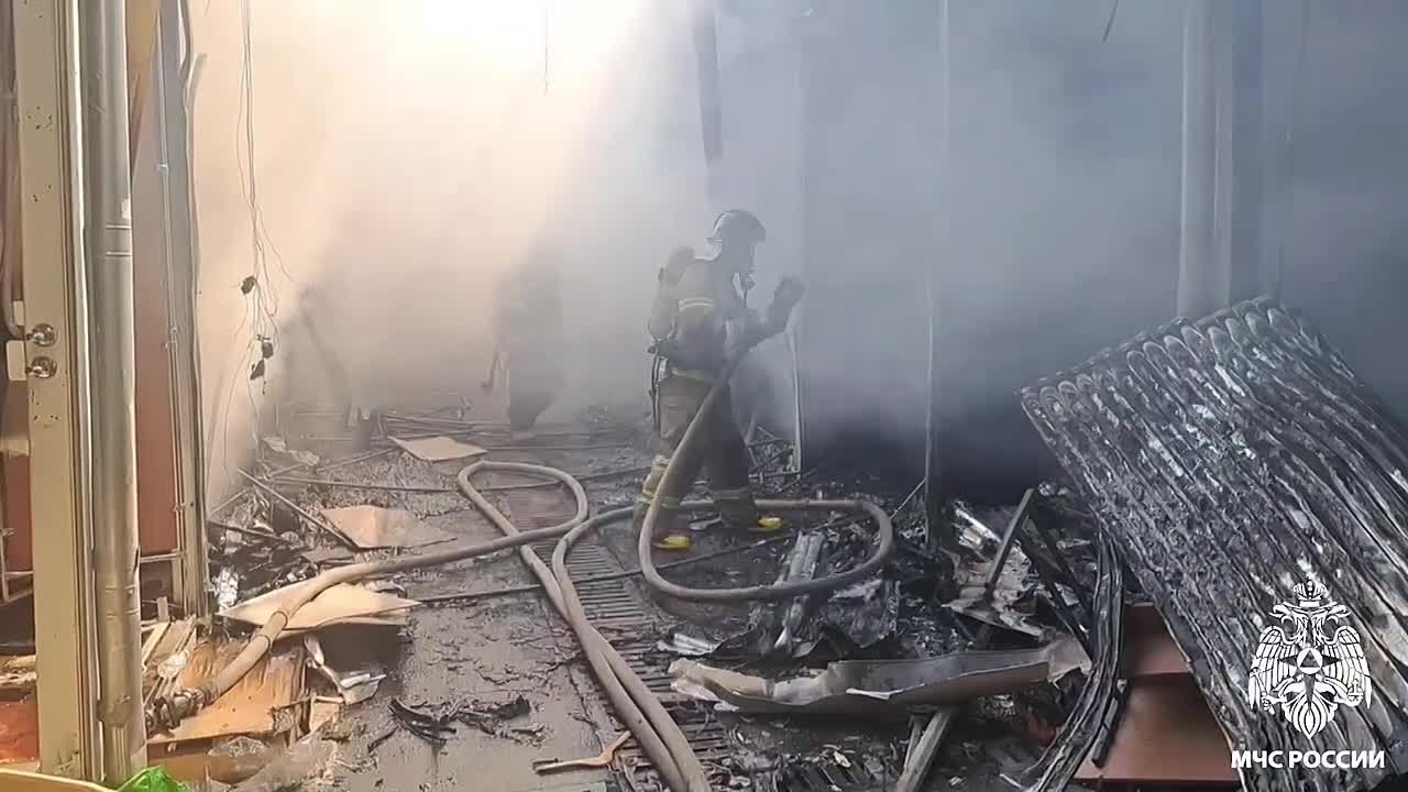 В Предгорном округе Ставрополья тушат пожар на рынке «Лира»
