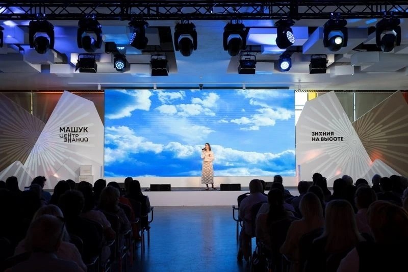 Песню «День Победы» в Пятигорске исполнил хор из 270 педагогов Песню «День Победы» в Пятигорске исполнил хор из 270 педагогов
