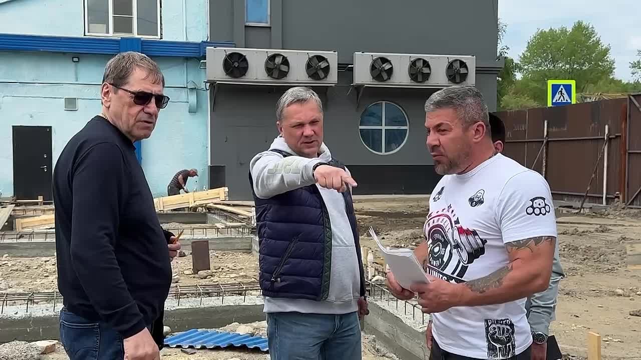 Дмитрий Ворошилов: Вместе с руководителем Центрального стадиона Евгением Месроповым и президентом футбольного клуба «Машук-КМВ» Александром Сахтариди обсудили капитальный ремонт нашего стадиона