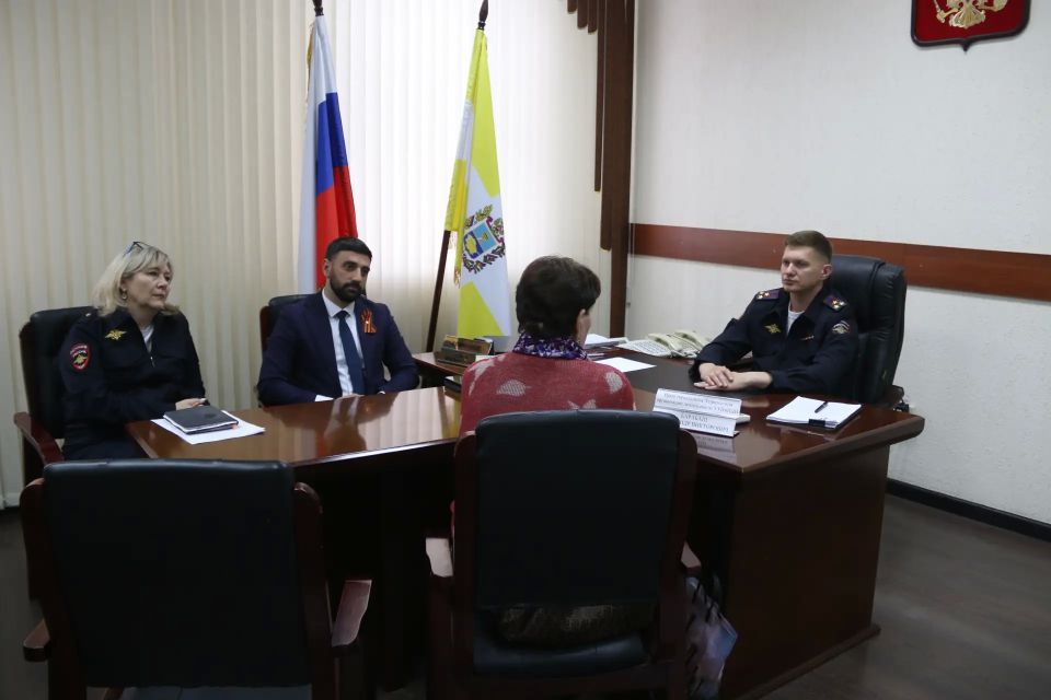В Ставрополе врио начальника Управления организации деятельности УУПиПДН краевого Главка совместно с председателем Общественного совета провели прием граждан В Ставрополе врио начальника Управления организации деятельности УУПиПДН краевого Главка совместно с председателем Общественного совета провели прием граждан