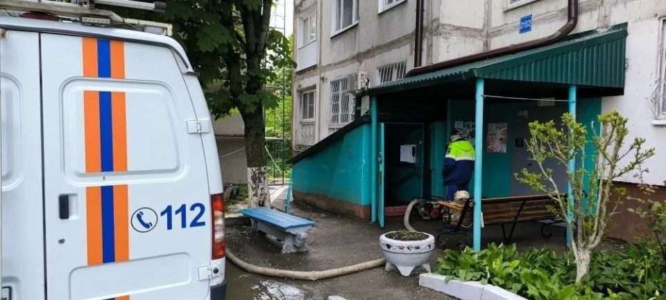 Около 200 коммунальщиков устраняют последствия ливня и сильного ветра в Ставрополе