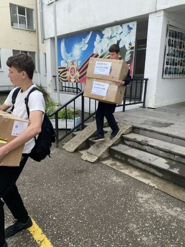 В этом учебном году ученики, родители и учителя школы № 1 города Ессентуки в третий раз провели акцию «Мы вместе» В этом учебном году ученики, родители и учителя школы № 1 города Ессентуки в третий раз провели акцию «Мы вместе»