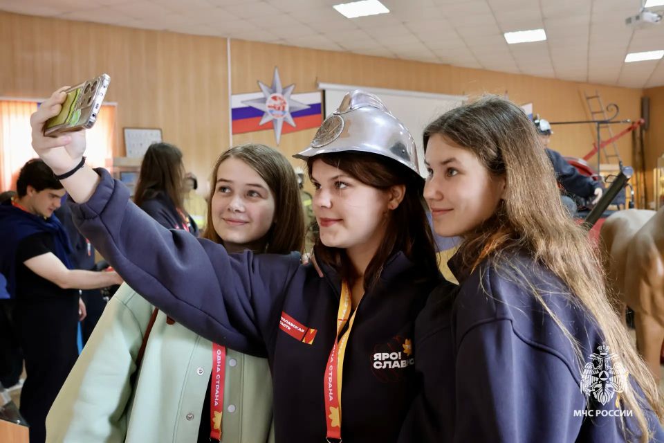 Участники фестиваля «Российская школьная весна» из Ярославской области посетили музей пожарной охраны Участники фестиваля «Российская школьная весна» из Ярославской области посетили музей пожарной охраны