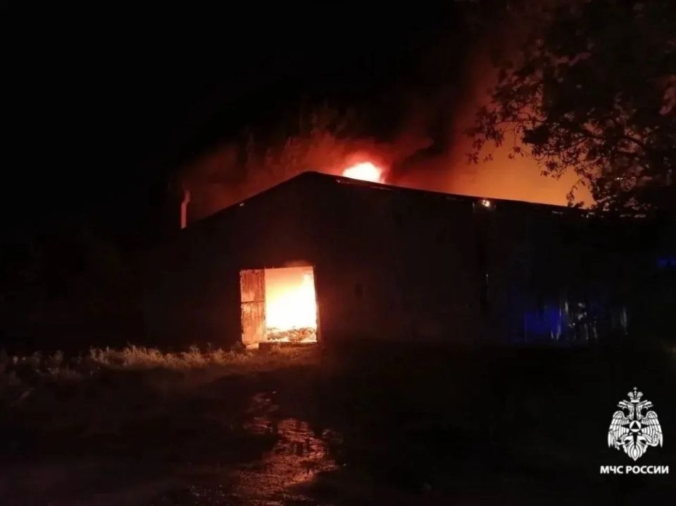 Пожар в Михайловске – горит складское помещение на улице Константинова Пожар в Михайловске – горит складское помещение на улице Константинова