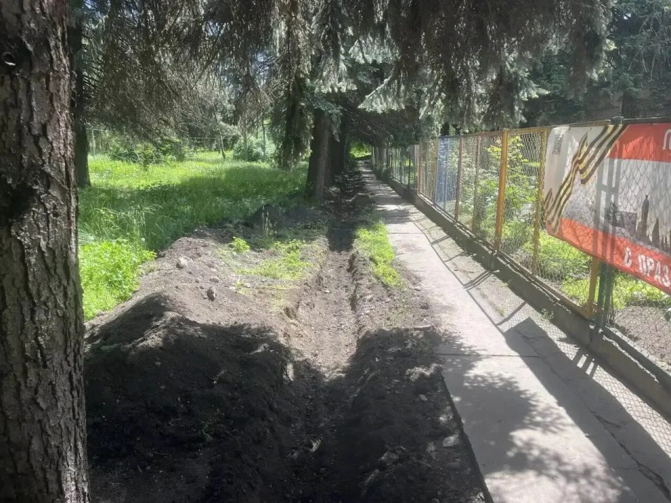 Подрядчик приступил к благоустройству сквера на улице Королёва в Ессентуках, победивший в рейтинговом голосовании 2025 года с результатом 10 578 голосов (всего участвовало 27 629 человек) Подрядчик приступил к благоустройству сквера на улице Королёва в Ессентуках, победивший в рейтинговом голосовании 2025 года с результатом 10 578 голосов (всего участвовало 27 629 человек)