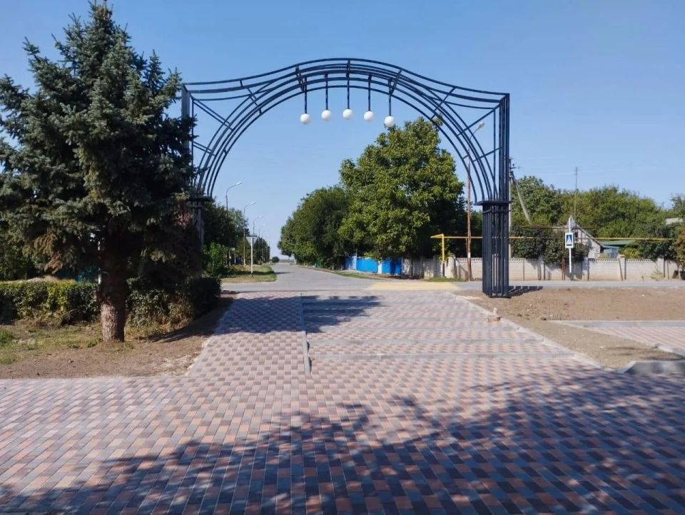По наказу жителей Степновского района благоустроена площадь в селе Соломенском По наказу жителей Степновского района благоустроена площадь в селе Соломенском