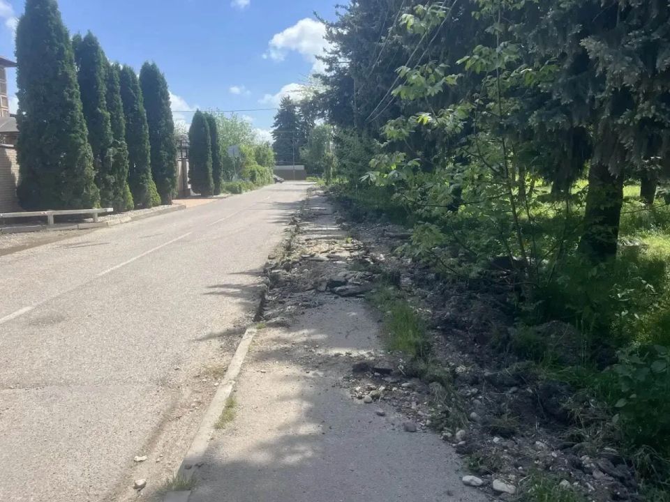 Подрядчик приступил к благоустройству сквера на улице Королёва в Ессентуках, победивший в рейтинговом голосовании 2025 года с результатом 10 578 голосов (всего участвовало 27 629 человек)