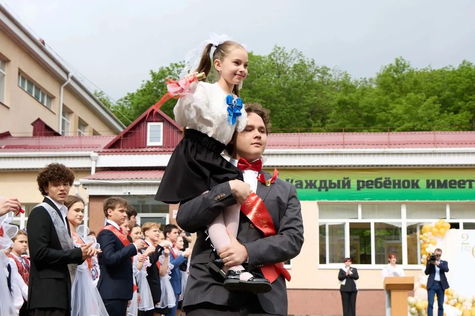 Иван Ульянченко: Сегодня особенный день для более 7000 наших выпускников 9-х и 11-х классов, для них прозвенел последний школьный звонок Иван Ульянченко: Сегодня особенный день для более 7000 наших выпускников 9-х и 11-х классов, для них прозвенел последний школьный звонок