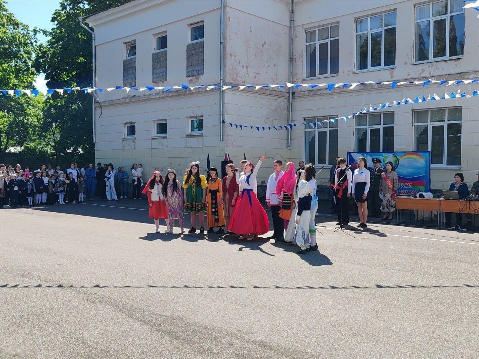 Последний звонок - это и прощание со школой, и старт в новую жизнь: яркую, полную возможностей и открытий Последний звонок - это и прощание со школой, и старт в новую жизнь: яркую, полную возможностей и открытий