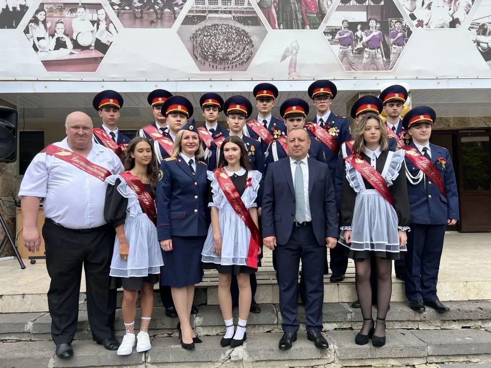 Сотрудники СК России по Ставропольскому краю поздравили выпускников профильных кадетских классов с последним звонком Сотрудники СК России по Ставропольскому краю поздравили выпускников профильных кадетских классов с последним звонком