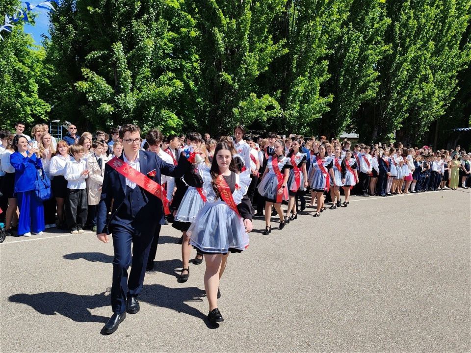 Последний звонок - это и прощание со школой, и старт в новую жизнь: яркую, полную возможностей и открытий Последний звонок - это и прощание со школой, и старт в новую жизнь: яркую, полную возможностей и открытий