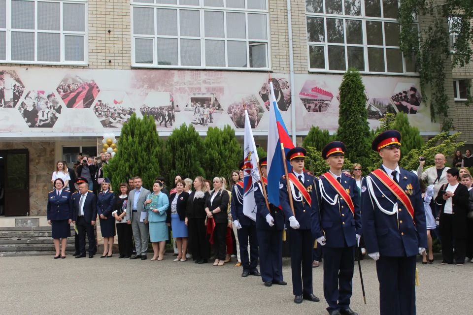 Сотрудники СК России по Ставропольскому краю поздравили выпускников профильных кадетских классов с последним звонком Сотрудники СК России по Ставропольскому краю поздравили выпускников профильных кадетских классов с последним звонком