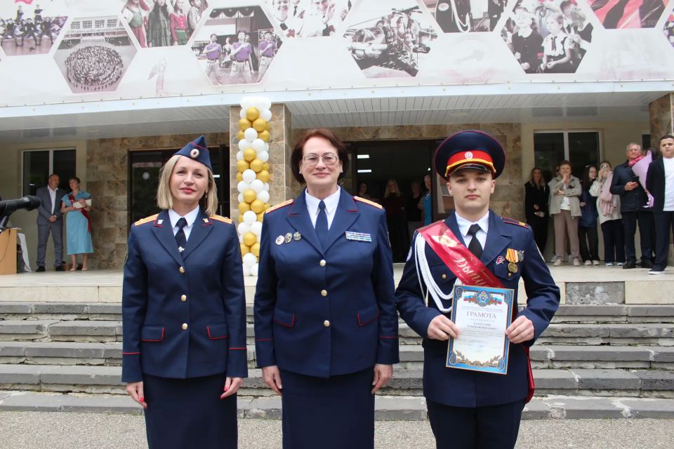 Сотрудники СК России по Ставропольскому краю поздравили выпускников профильных кадетских классов с последним звонком Сотрудники СК России по Ставропольскому краю поздравили выпускников профильных кадетских классов с последним звонком