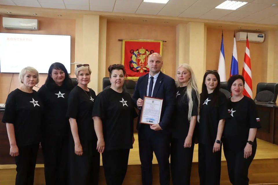 Первый вице-спикер Думы Дмитрий Судавцов подержал вокальный проект «Жены героев» в межрегиональном форуме для жен участников СВО в Керчи Первый вице-спикер Думы Дмитрий Судавцов подержал вокальный проект «Жены героев» в межрегиональном форуме для жен участников СВО в Керчи