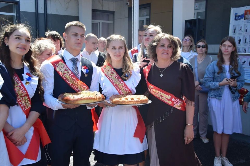 Последний звонок - это и прощание со школой, и старт в новую жизнь: яркую, полную возможностей и открытий Последний звонок - это и прощание со школой, и старт в новую жизнь: яркую, полную возможностей и открытий