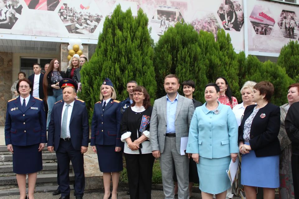 Сотрудники СК России по Ставропольскому краю поздравили выпускников профильных кадетских классов с последним звонком Сотрудники СК России по Ставропольскому краю поздравили выпускников профильных кадетских классов с последним звонком