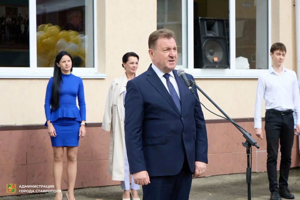 В Ставрополе прозвенел последний звонок для более 5 тысяч девятиклассников и более 2 тысяч одиннадцатиклассников В Ставрополе прозвенел последний звонок для более 5 тысяч девятиклассников и более 2 тысяч одиннадцатиклассников