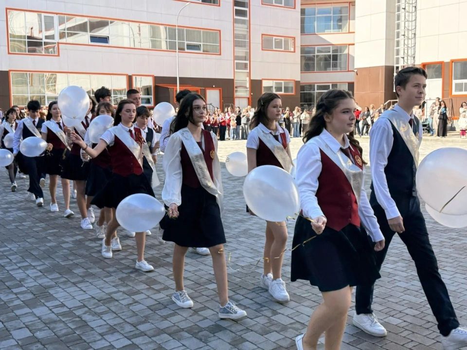 Последний звонок - это и прощание со школой, и старт в новую жизнь: яркую, полную возможностей и открытий Последний звонок - это и прощание со школой, и старт в новую жизнь: яркую, полную возможностей и открытий
