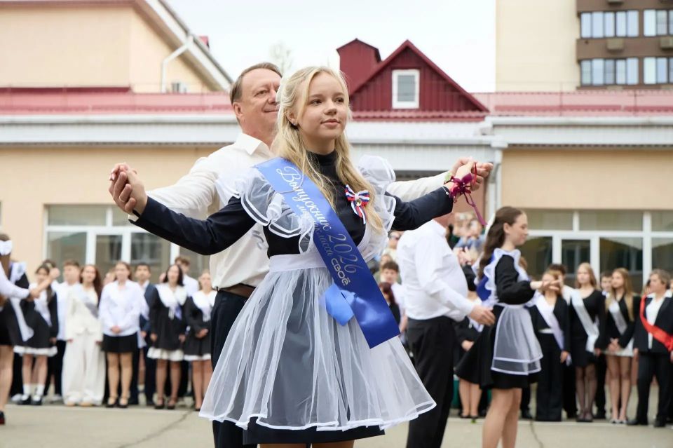 Иван Ульянченко: Сегодня особенный день для более 7000 наших выпускников 9-х и 11-х классов, для них прозвенел последний школьный звонок Иван Ульянченко: Сегодня особенный день для более 7000 наших выпускников 9-х и 11-х классов, для них прозвенел последний школьный звонок
