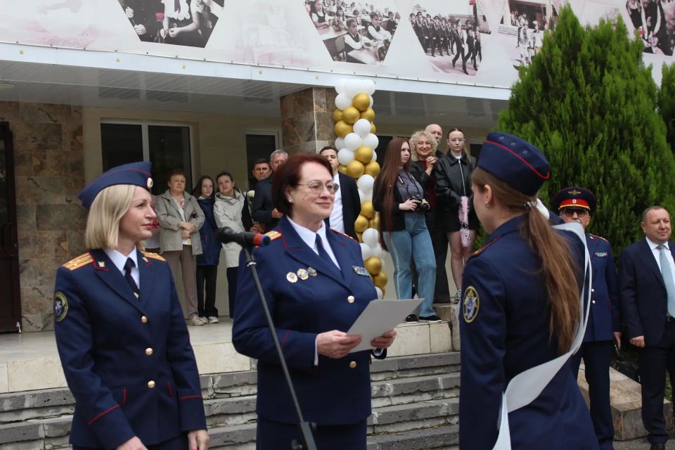Сотрудники СК России по Ставропольскому краю поздравили выпускников профильных кадетских классов с последним звонком Сотрудники СК России по Ставропольскому краю поздравили выпускников профильных кадетских классов с последним звонком