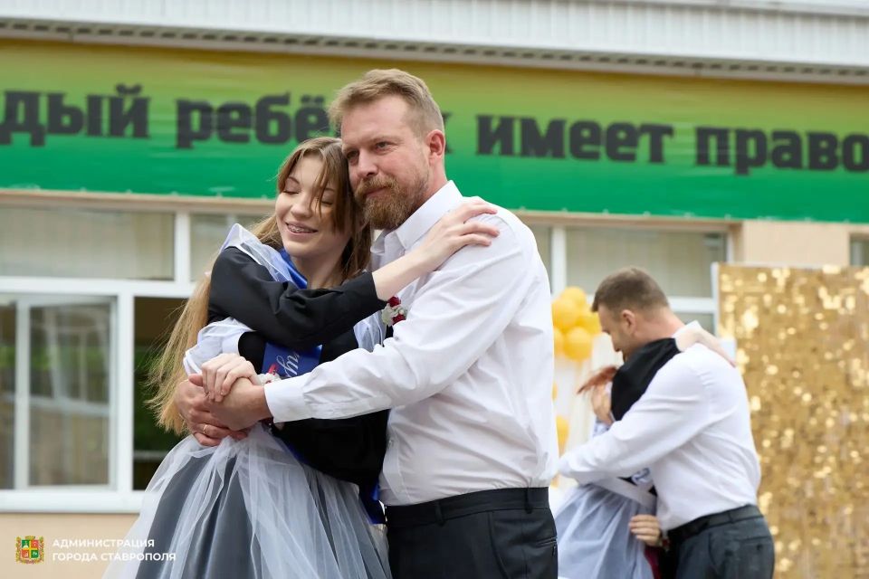 В Ставрополе прозвенел последний звонок для более 5 тысяч девятиклассников и более 2 тысяч одиннадцатиклассников В Ставрополе прозвенел последний звонок для более 5 тысяч девятиклассников и более 2 тысяч одиннадцатиклассников