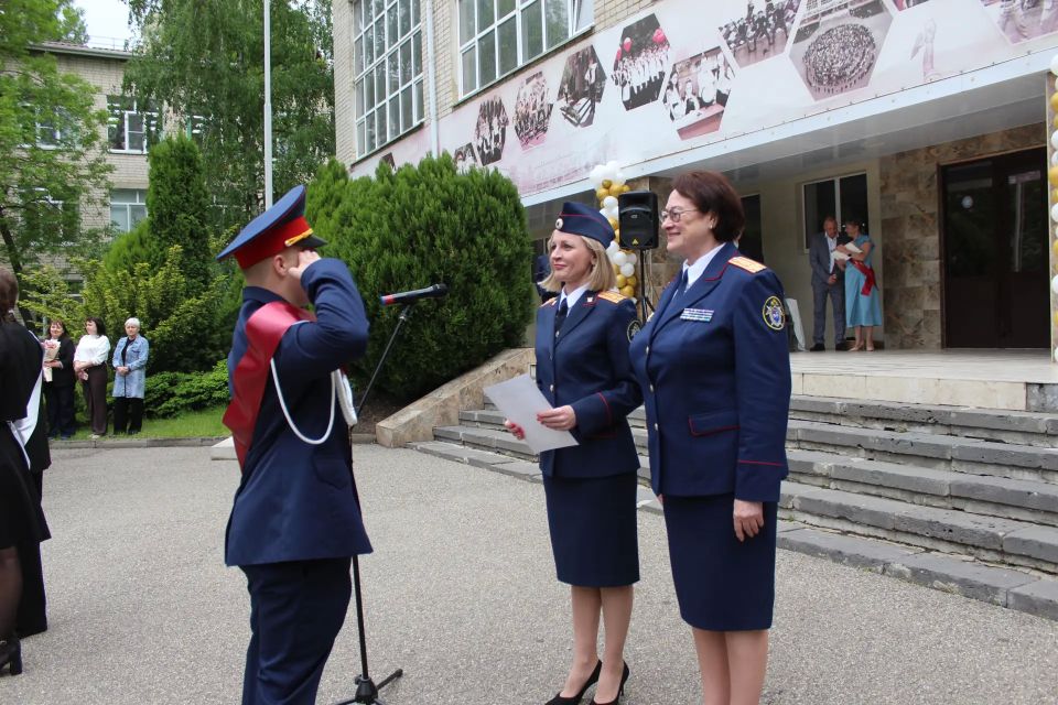 Сотрудники СК России по Ставропольскому краю поздравили выпускников профильных кадетских классов с последним звонком Сотрудники СК России по Ставропольскому краю поздравили выпускников профильных кадетских классов с последним звонком