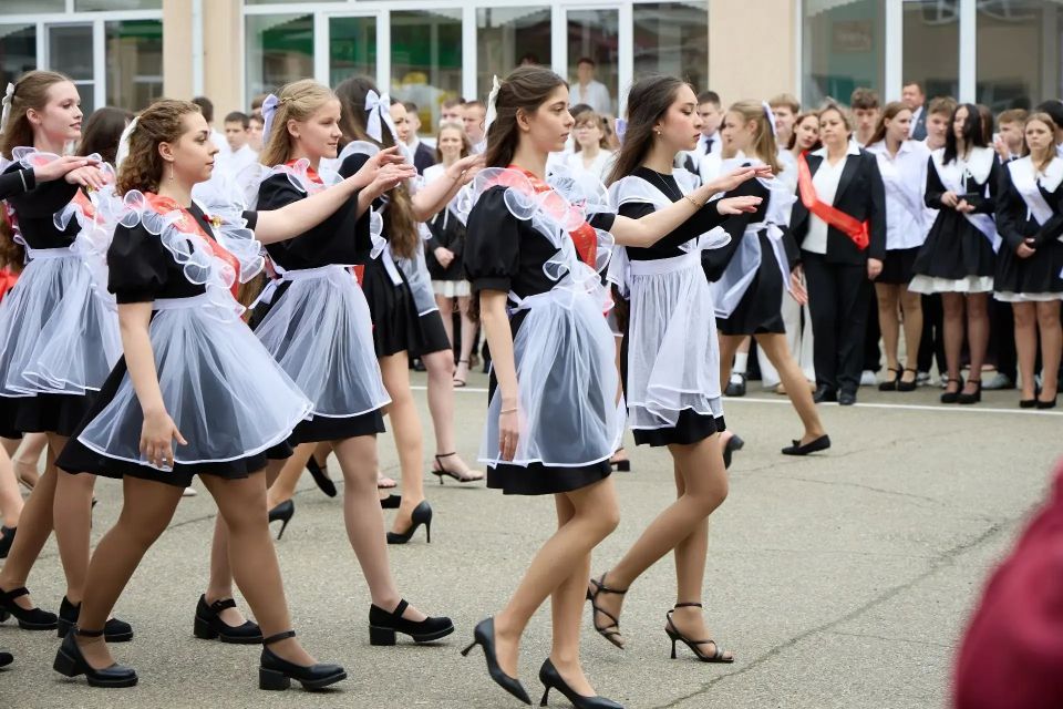 Иван Ульянченко: Сегодня особенный день для более 7000 наших выпускников 9-х и 11-х классов, для них прозвенел последний школьный звонок Иван Ульянченко: Сегодня особенный день для более 7000 наших выпускников 9-х и 11-х классов, для них прозвенел последний школьный звонок