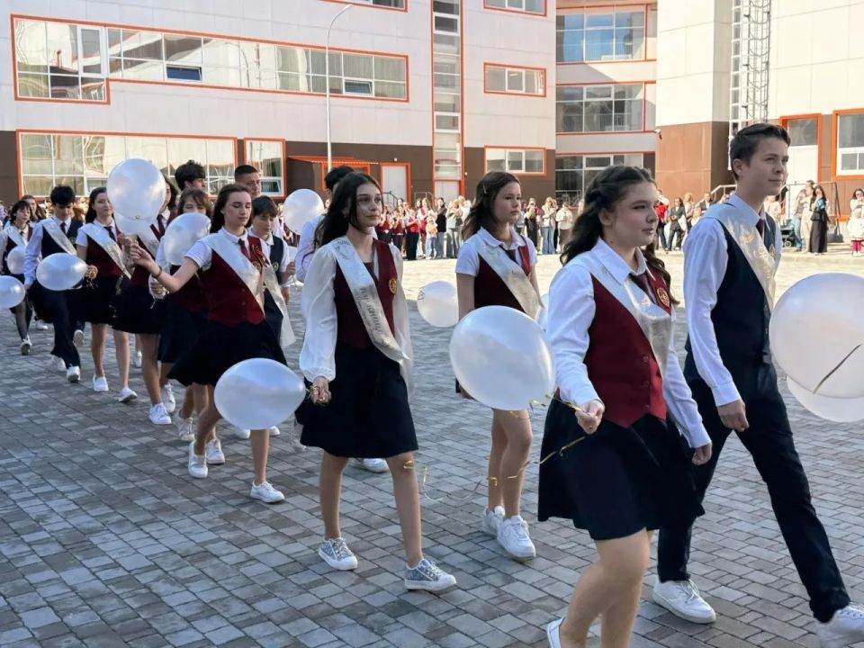 Последний звонок - это и прощание со школой, и старт в новую жизнь: яркую, полную возможностей и открытий Последний звонок - это и прощание со школой, и старт в новую жизнь: яркую, полную возможностей и открытий