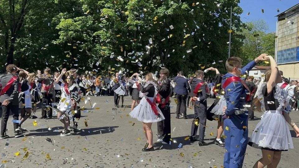 Последний звонок - это и прощание со школой, и старт в новую жизнь: яркую, полную возможностей и открытий Последний звонок - это и прощание со школой, и старт в новую жизнь: яркую, полную возможностей и открытий
